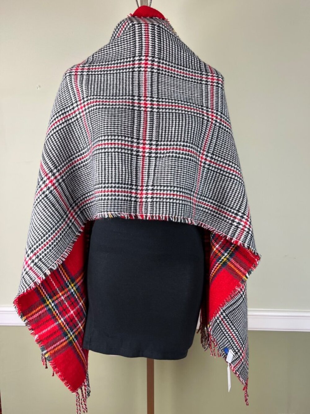 Women's Apt. 9 Reversible Tartan Plaid Check Prince Of Wales Blanket Wrap Scarf - Picture 3 of 5